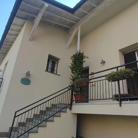 Lora Giusta كومو