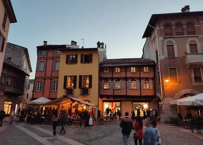 Lora Giusta Konukevi